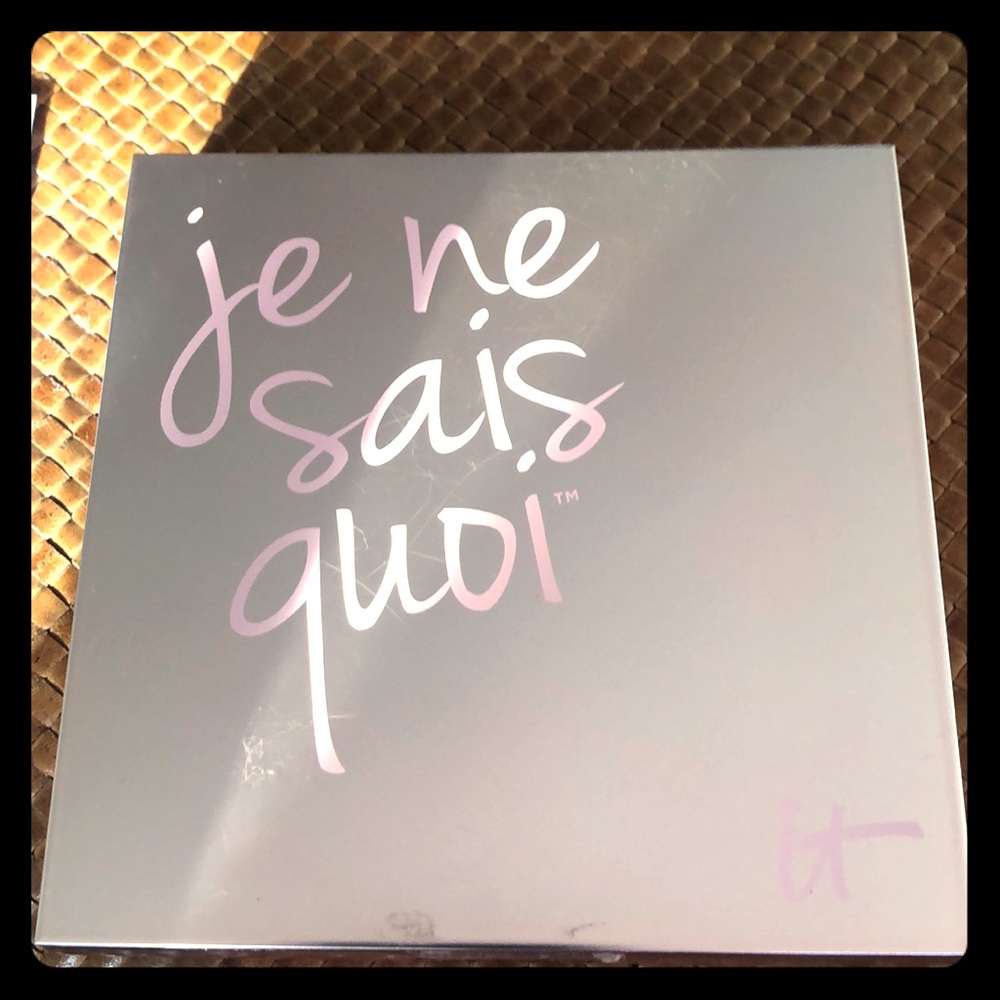 Award winning IT face palette je ne sais quoi